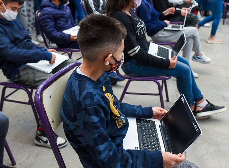 “Este futuro es con la educación en el centro de nuestras prioridades”